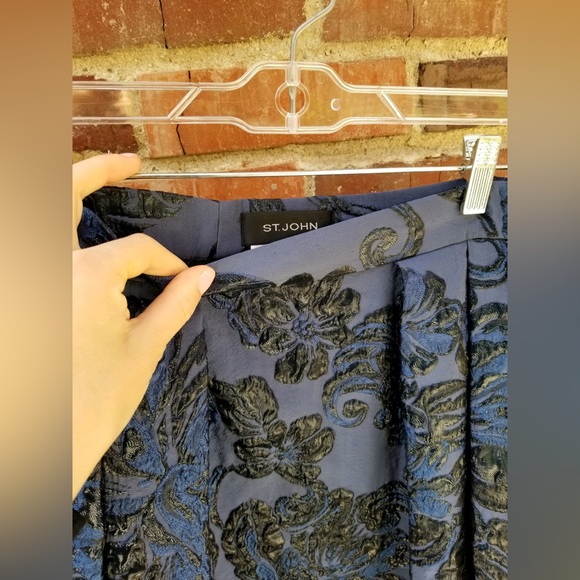 Stunning Blue and Black embroidered St John maxi skirt. Size 4 - Picture 4 of 4